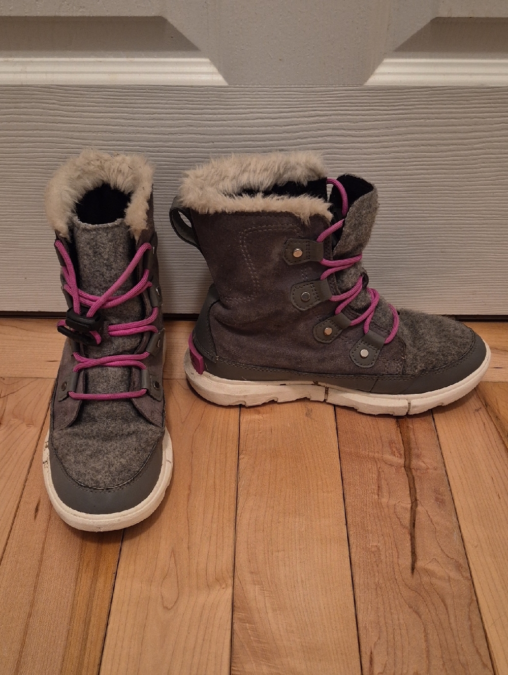 Sorel Girls Size 3 Gray Faux Fur Winter Boots with Pink Laces